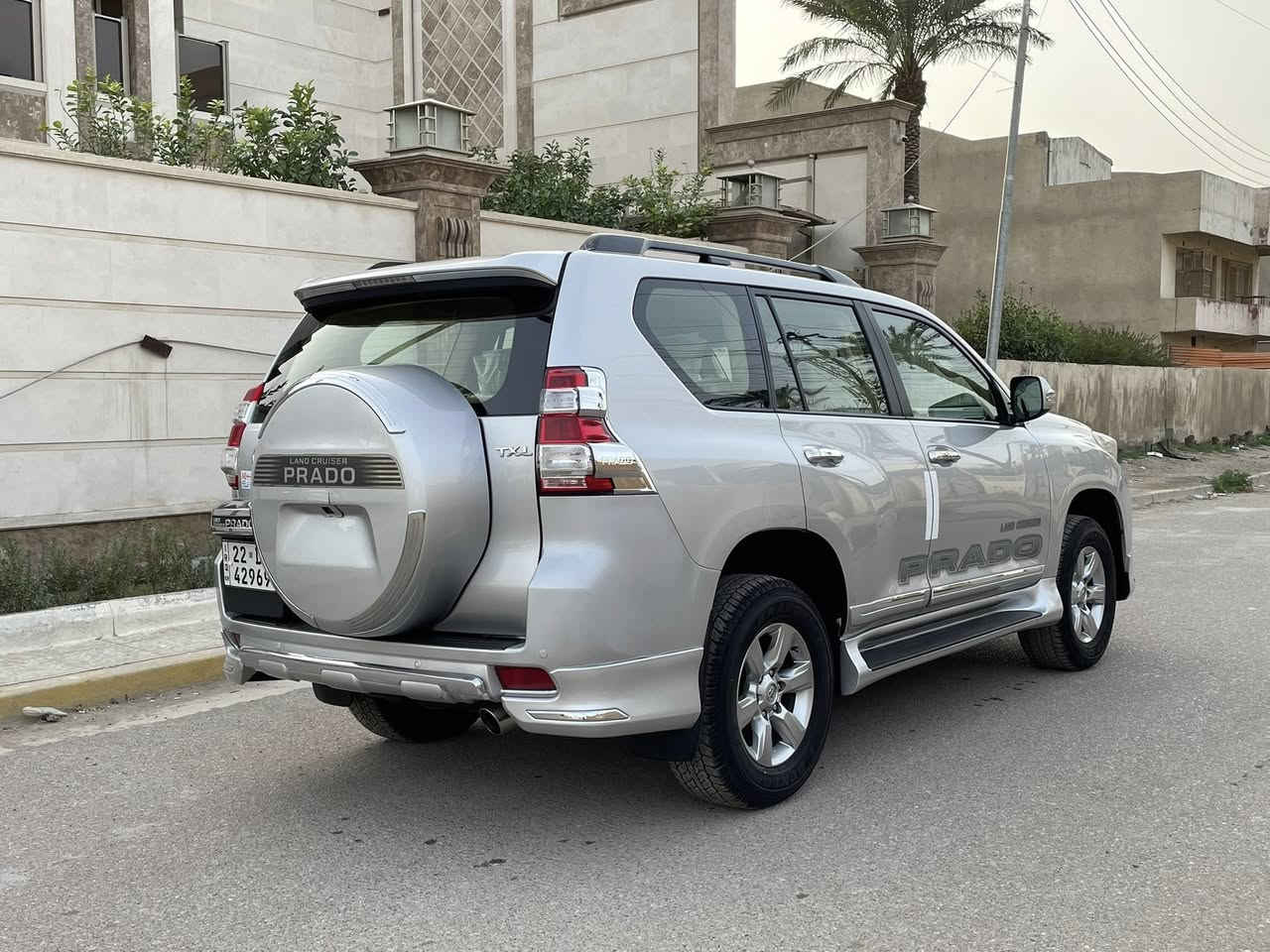 السلام عليكم عندي برادو 2015 ساز اصلي دبل تانكي ماشي 100 الف حقيقي كفاله عامه صبغ ضربه وتبديل كير مكينه كله كفاله وكاله وتحويل مجانا
محرك 6 سلندر
جلد
فتحه 
بصمه
كشنات كهرباء
دبل تانكي
مري طي
7 راكب
وباقي المواصفات المعروفه للTXL
مكاني بغداد الرصااااافه
السسسعر 310$
لاتصال 
***********
