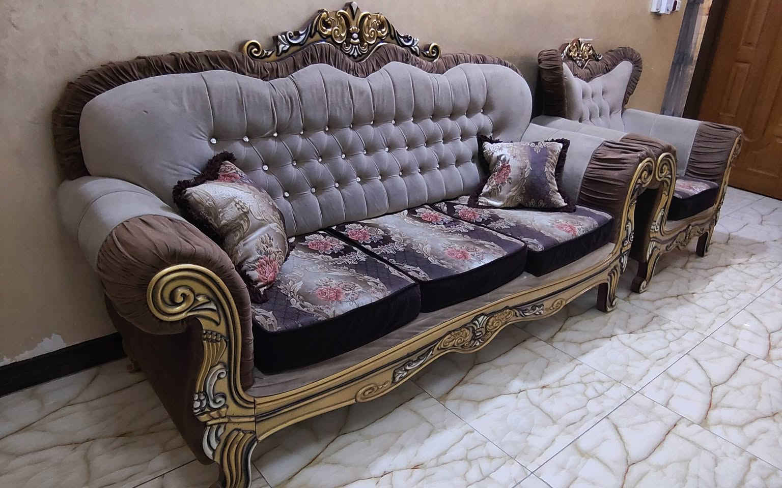 تخم 10 مقاعد عراقي  درجة اولى سعر ٥٠٠ الف مع فاترينة ١٠٠الف  وميز تلفزيون ٢٥الف 
موقع بغداد الشعب شارع الصحة
للتواصل رقم ***********
