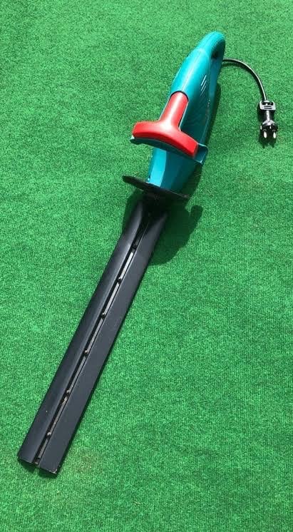 منشار كهربائي لتقليم الأشجار، بحالة ممتازة وبداية استخدام حديثة. مثالي للعمل في الحدائق والصيانة المنزلية. سهل الاستخدام وخفيف الوزن. يضمن قطع دقيق وسريع للأغصان.
