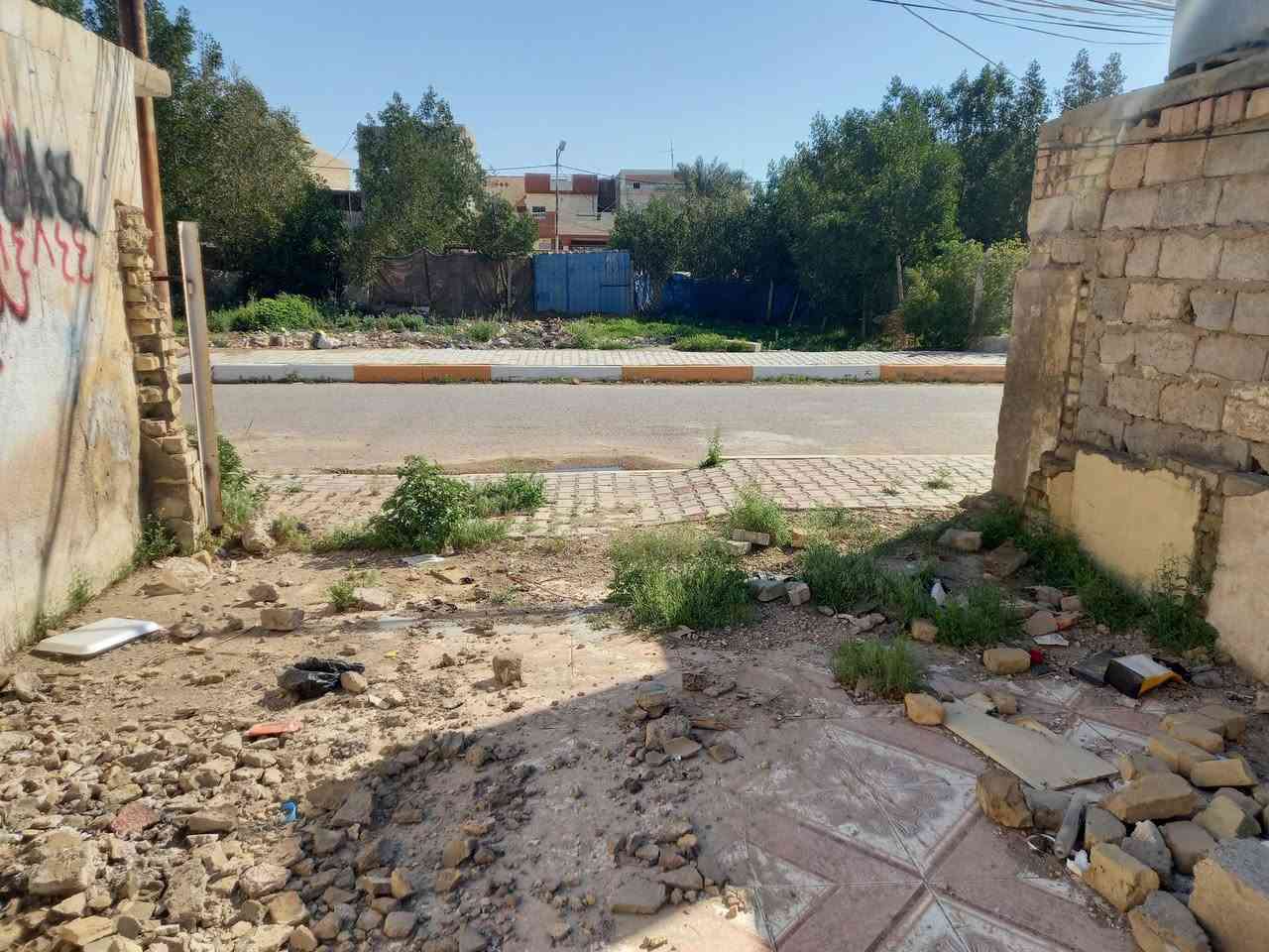 قطعة أرض للبيع طابو صرف ١٠٠م ٥×٢٠ التحرير حي الجهاد قريب جدا من الشارع العام للاستفار عن السعر الاتصال  على رقم الهاتف ***********( ملاحظة مهمة) ماقبيل الأرض حديقة لايوجد بيت ماقبيل القطعة.
