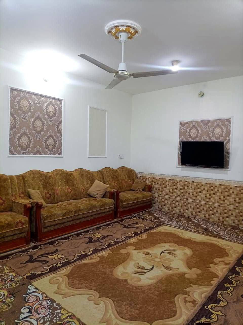 الدار للبيع المساحه 200 طابقين الخاجية منطقة الـ2000 قرب المركز الصحي البناء الارضي غرفتين وصالة واستقبال ومطبخ و صحيات داخلية وخارجية وترك و گراج  ومحل والطابق الثاني 4 غرف وصالة وصحيات  وأيضاً الدرج داخلي وخارجي غير متواجد على الفيس للاستفسار
***********
