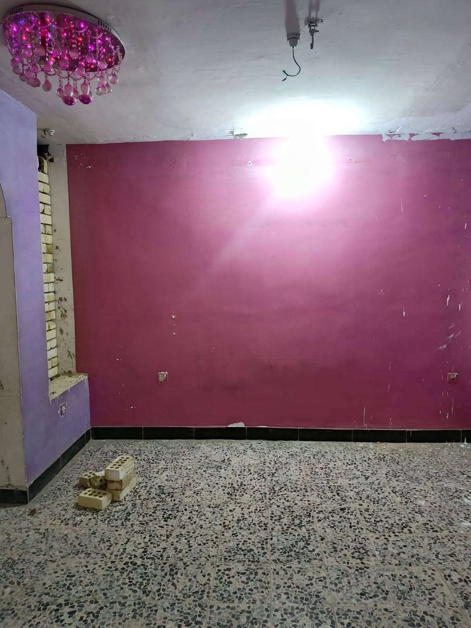 السلام عليكم بيت مشتمل ارضي غرفه وحولي مطبخ وحمام وتواليت وغرفتين فوك ايجاره 350 قفل زعفرانية شارع المركز المستشفى ***********
