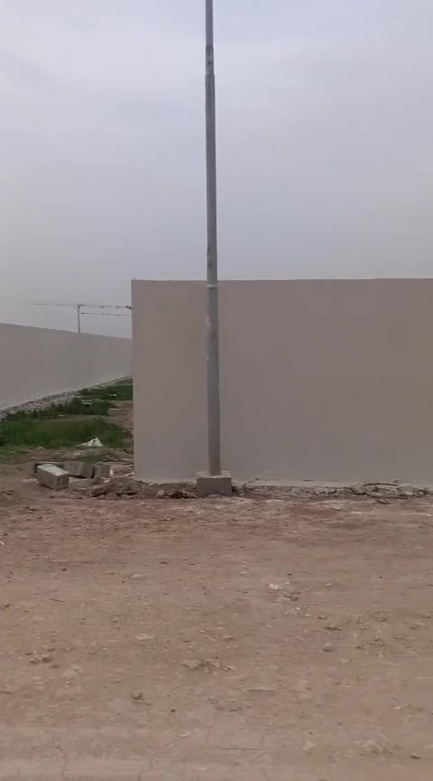 مزارع حديثة ونموذجية للبيع 
1-مزرعة تسليم مفتاح مكونة من بيت داخل المزرعة ومسبح وجلسات ومسيجة مع باب للسياج علما ان السياج بناء وليس شبك 
2-مزرعة مسيجة وبداخلها بيت فقط 
3-مزرعة مكونة من سياج يحيط بها فقط مع باب للسياج.. علما ان هذه المزارع مجهزة بكافة الخدمات ماء كهرباء وماء خاص لسقي المزروعات مع وجود شارع مبلط من امامها وشارع اخر يحيط بها. 
المساحة الف متر للمزرعة الواحدة 
الموقع// النيل قرب سيطرة النيل مجاور جامعة سومو مباشرة على شارع النيل.... للاستفسار الاتصال بالرقم *********** يوجد واتساب
