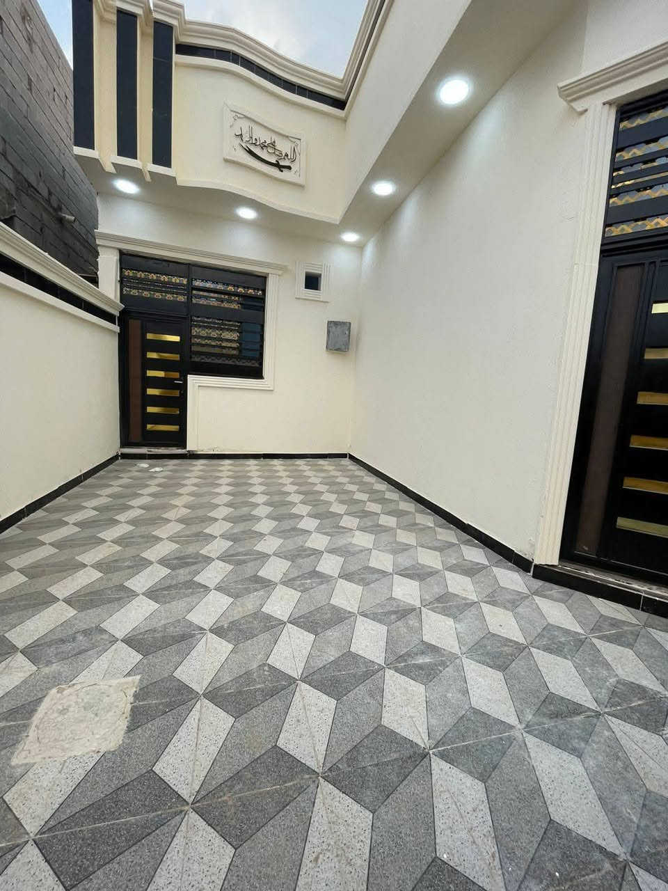 السلام عليكم واسعد الله اوقاتكم
*********** 
يتوفر بيت للبيع  
سعر بلاش 
#طابو ملك صرف زراعي عراقي سند 25 
مساحة البناء 210م
يحتوي البيت على 
 3غرف 
ديوان 
مطبخ
صاله 
صحيات داخلي وخارجي
كراج سياره

#البناءجديد 2026 درجه اولى وجاهز من كلشي  منطقه
 هدوئ ومتوفر بيها جميع  
 الخدمات ماء كهرباء مدارس قريبه مستوصف سوك كافة الخدمات متوفره

البيت فارق وجاهز للسكن 

البيت يقع على شارع 10م  اناره الشارع كله

#العنوان : بصره ابي الخصيب  قرب مدينة الندلس السكنيه 
( السعر  110وبي مجال )
***********
