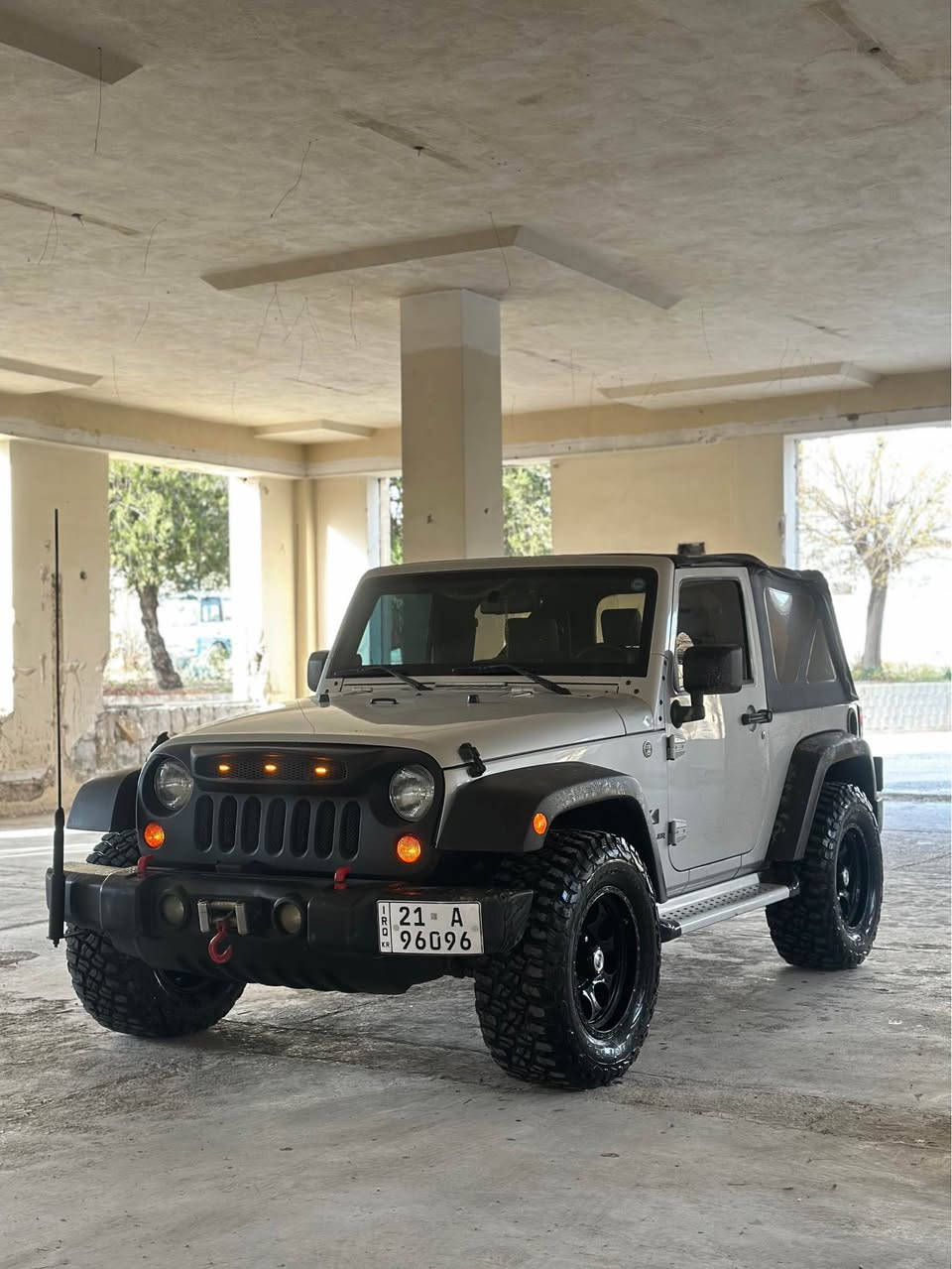 جێب ڕانگلەر  ٢٠٠٩ 
بێ بۆیاخ بێ سارد بێ شوخت 
گێڕو مەکینە و ئەکسل و کارەبای مەزبوت بە شەرت 
سەنەوی تا ٢٠٣٠ تازەیە تەحویل بە شەرت 
وینجەی ١.٥ تۆنی لەگەڵە 
عەتەری شەریکەی لەگەڵە لە ڕەنگی سەیارەکە 
چوار تایە و ویلی ئەمریکی ئەسڵی بۆ دانراوە 
سەیارەکە سفری ئێرەیە 
نرخی ١٢٧ و مامەڵە 
*********** السليمانية, العراق
