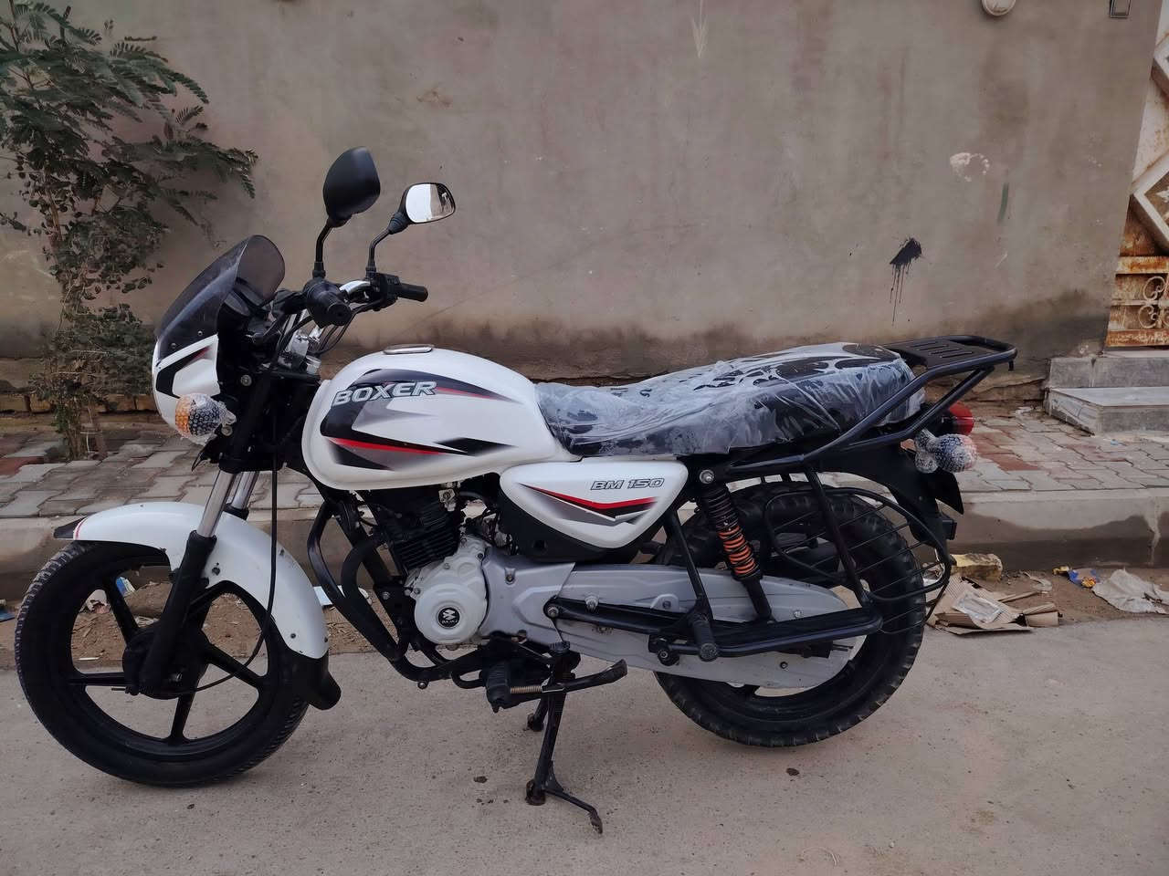 السلام عليكم دراجة بوكسر هندي للبيع موديل 2022 الدراجة جديدة مكفوله من  كلشي  السعر مليون أوراق اصولي مكاني كوت للاستفسار الاتصال على الرقم هاتف ***********
