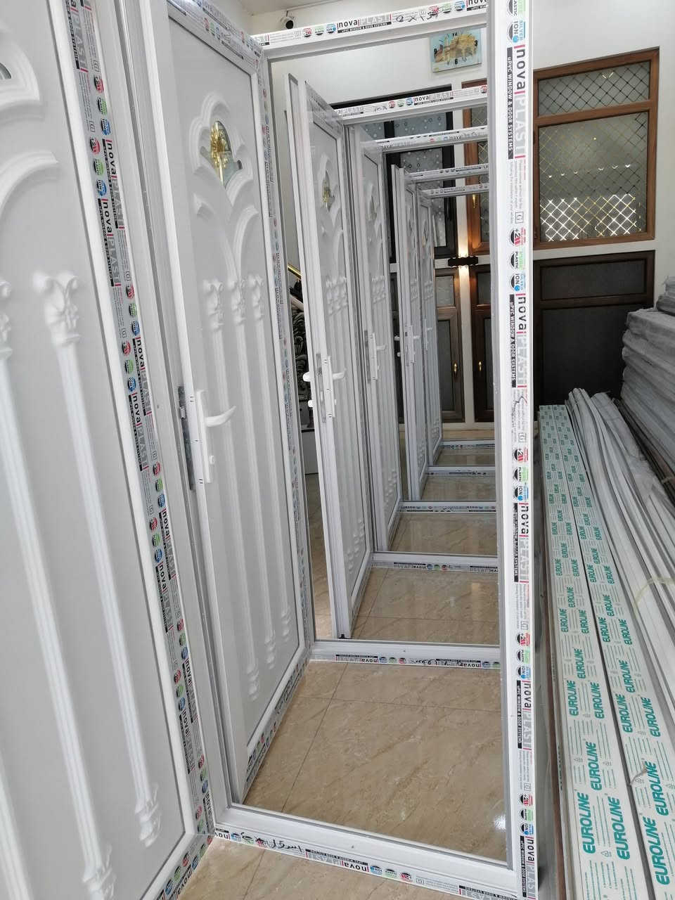 معمل سنتر تلعفر ابواب و شبابيك و محجرات أسعار مناسب باب صار يوم 90 الف كامل وياه شد ***********موقع حي وحده يم محطة حكومي
