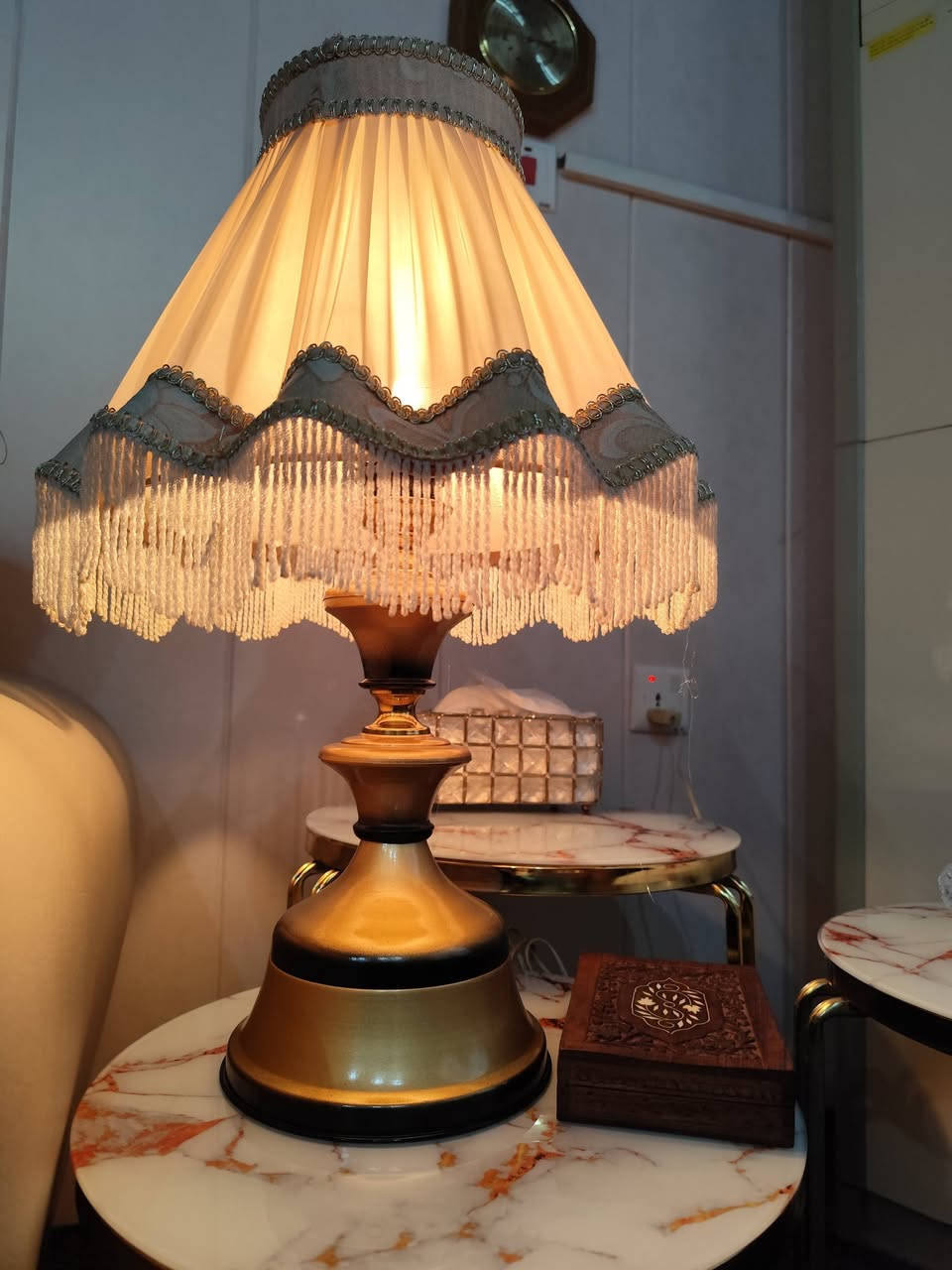 مصباح طاولة عتيق بتصميم كلاسيكي هوليوود ريجنسي ، يتميز بقاعدة ذهبية مع تفاصيل سوداء وعاكس ضوء مزين بشرابات ارتفاع 57 سم السعر 35 واصل


**إذا كنت صاحب هذا الإعلان وتريد حذفه لأي سبب، رجاءا أرسل رسالة إلى الدعم الفني**