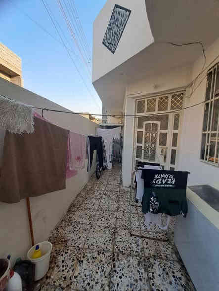 سلام عليكم دار لبيع مساحه ١٠٠ متر واجهة ١٠ / نزال /١٠ يحتوي على صاله وغرفتين نوم  وخدمات طابق ونص  منطقه سويب زراعي كاع حجي عماد ممتواجد على الفيس اتصال *********** او *********** السعر ٦٥ وبي مجال
