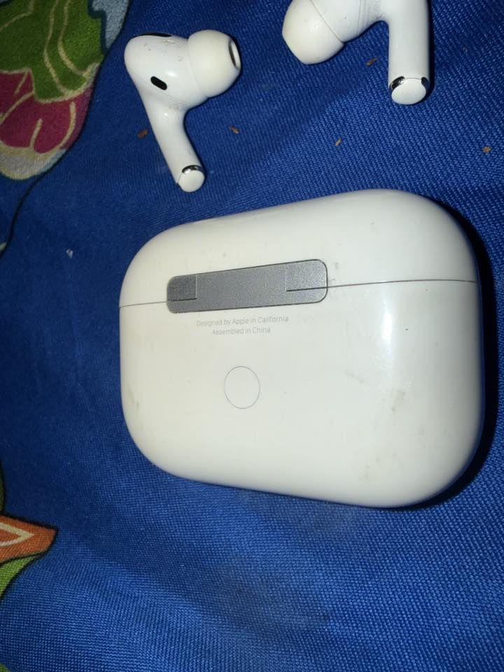 السلام عليكم حبايب القلب سماعة ابل برو جيل الاول صوت يخبل وامانة الله شحنهة يطول 3 ايام اربعة حسب الاستعمال  نضافتهة 85 بل مية اصلية وتجي تاخذهة من باب بيتنة 
ب100 وبيهة مجال عنواني بغداد جامع النداء***********
