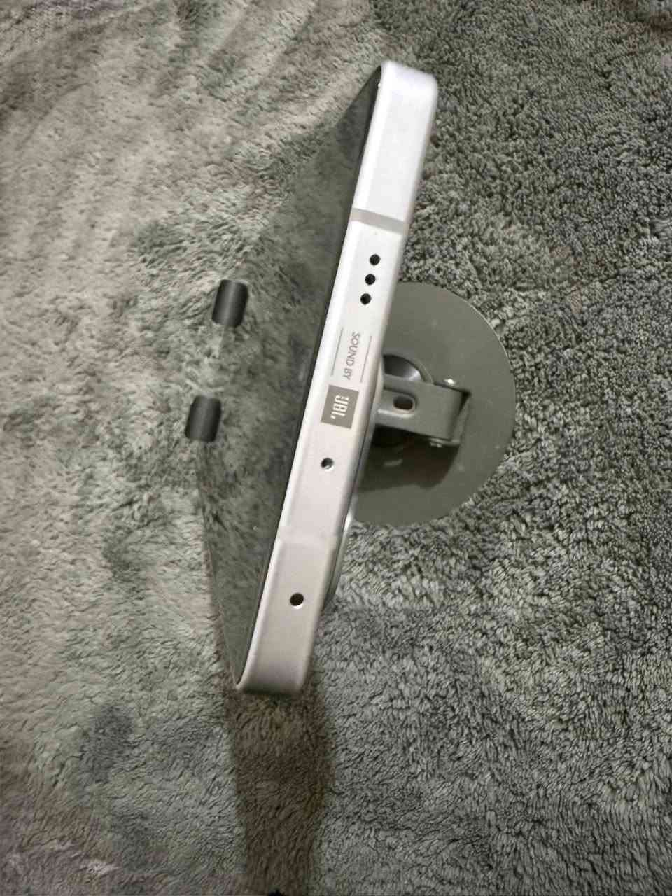 nfinix Note 50 Pro
للبيع مستخدم فترة قليلة جدا جدا فتح كارتون للبيع 

نسخة 12GB +12 =24 GB 
 
((((سعره :٢٨٠ الف)))
سعر الجديد الحالي :٣٣٥ الف 

إليك ملخص شامل ومرتب لأبرز مواصفات الجهاز:

📱 الشاشة (Display)
• النوع: AMOLED فائقة الوضوح.
• الحجم: 6.78 بوصة.
• السرعة: تدعم معدل تحديث 144Hz (سلاسة عالية جداً في الألعاب والتنقل).
• السطوع: يصل إلى 1300 شمعة (وضوح ممتاز تحت أشعة 
الشمس).

🚀 الأداء والذاكرة (Performance & Memory)

• المعالج: MediaTek Helio G100 Ultimate (بتقنية 6 نانومتر)، وهو معالج قوي للفئة المتوسطة.
• الذاكرة العشوائية (RAM): سعة 12 جيجابايت فعلية، وتصل إلى 24 جيجابايت عبر ميزة التوسعة (Extended RAM) كما هو موضح على العلبة.
• ذاكرة التخزين: 256 جيجابايت.

🔋 البطارية والشحن (Battery & Charging)
• السعة: 5200 مللي أمبير.

• الشحن السلكي: سريع جداً بقدرة 90 واط (شحن كامل في وقت قياسي).

• الشحن اللاسلكي: يدعم تقنية MagCharge بقدرة 30 واط.

• ميزات إضافية: يدعم الشحن العكسي (لشحن أجهزة أخرى) 
وتقنية Bypass Charging (للحفاظ على البطارية أثناء الألعاب).

📸 الكاميرات (Cameras)

• الخلفية: أساسية بدقة 50 ميجابكسل مع مثبت بصري (OIS) لمنع اهتزاز الصور، وعدسة واسعة بدقة 8 ميجابكسل.

• الأمامية: بدقة 32 ميجابكسل لصور سيلفي عالية الجودة.
🔊 الصوت والإضافات

• الصوت: مكبرات صوت مزدوجة (Stereo) بتعاون مع JBL، مما يوفر تجربة صوتية نقية ومحيطية.

• الذكاء الاصطناعي: مزود بتقنيات Infinix AI لتحسين الأداء والتصوير بلمسة واحدة.

• الحماية: مقاوم للغبار ورذاذ الماء بمعيار IP64، وبصمة إصبع مدمجة تحت الشاشة.


**إذا كنت صاحب هذا الإعلان وتريد حذفه لأي سبب، رجاءا أرسل رسالة إلى الدعم الفني**