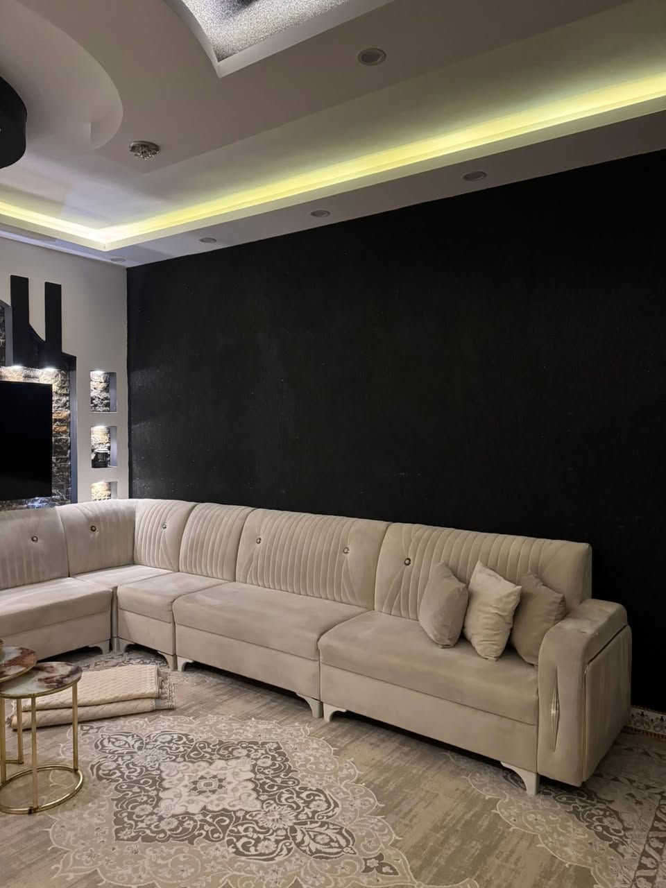 السلام عليكم
ديوان للبيع نظيف مابي اي عيب 8 امتار مستعجل بيع ويا كوشات وطبلات كامل شراي خابر رقم *********** او تعال خاص عنوان كركوك📍
