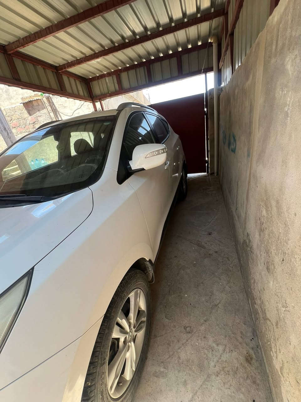 هيونداي توسان ٢٠١٤ (Hyundai Tucson 2014) - نظيفة جداً وبدون أي نواقص
سيارة نظيفة جداً وجاهزة للاستخدام (مال بيت)، بحالة الوكالة (كلين شريكة) وما بيها أي نقص.
 الموديل: ٢٠١٤
 المحرك: ٢.٠ لتر (محرك ٢٠٠٠)
 الكير: أوتوماتيك وعادي (شفت) - بشرط الفحص
 المسافة المقطوعة: ٢٠٠ ألف كيلومتر
 حالة السيارة: بحالة الوكالة (كلين)، مكفولة من الصبغ والتعديل (بدون صبغ وبدون ضربة)، كلشي بيها بشرط الفحص (كير، محرك، صدر، حدادية).
 الأوراق القانونية: الرقم جديد، السنوية والبيئة همرقمن وجداد وجاهزة للتحويل مباشرة.
ملاحظة: السيارة ما تحتاج أي مصاريف، شغل واطلع بيها.
 السعر: [١٤٥ ورقة وبيه مجال بسيط]
 للاتصال ولمزيد من المعلومات: [***********]
