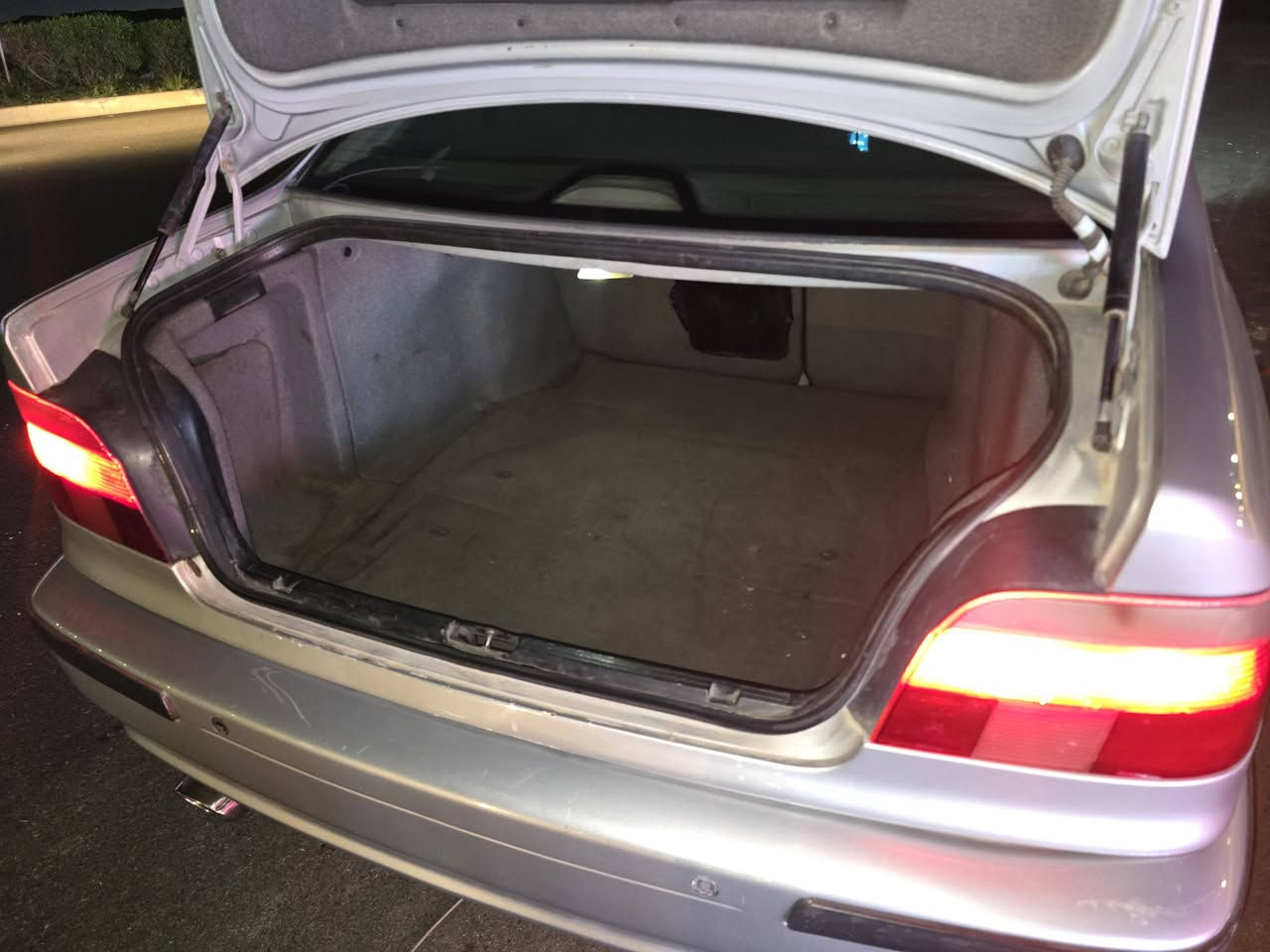 لبيع بيم سقر جمالية كلير سيارة احلا من صورة موديل 1996 رقم رقم اربيل  سنويه جديد 2027 شرط التحويل والغرامات كير ومحرك بلشرط كير اوتماتيك كهربائيات شغاله تخم تايرات جديد باتري جديد صدر جديد السياره جاهزه مال جني ورخيصه عنوان السياره في كركوك السعر 85 ومجال قليل بيع سريع ومستعجل شايف خير الياخذها
***********
