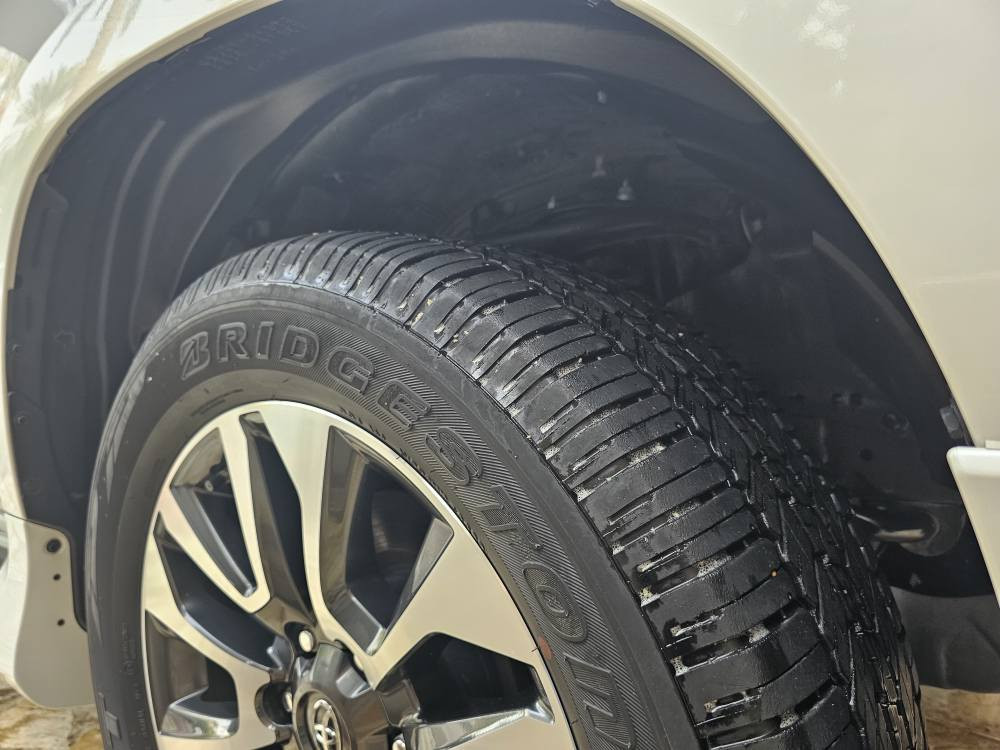 برادو  ٢٠٢٣ ،vx , ساز، باب ثاني 
جديدة جدا ،رقم اربيل تحويل مباشر 
فول الفول عدا الاربع كامرات والمقاعد الخلفية مو كهرباء 
موقع السيارة بغداد 
السيارة مكفولة من الصبغ والبارد والفتح والدبل كوت فقط شخط مال خباثة بالجاملغ الامامي والباب الخلفية 
الاتصال /***********
*********** بغداد, العراق
