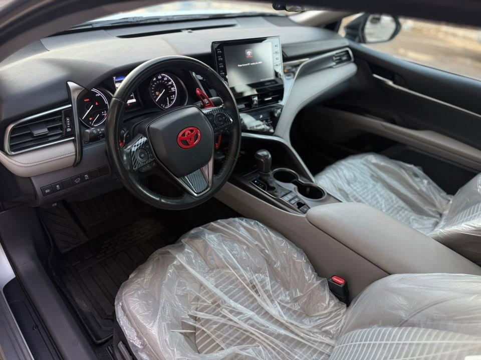 السلام عليكم
‏
تويوتا كامري  Camry 2024 SE  بلاص للبيع 

***********
بجم  السيارة كبس  💯

‏‎الضرر :  جاملغ خلفي وجنطه راجع ع بارد بدون صبغ
‏‎‏Eco _  Normal _ Sport 

‏‎مواصفات :  

‏ ‎

شفتات بل ستیرن 

دبل ايكو

كشنات كهربائي 

‏‎کشنات جلد ومخمل داخل لونين 

‏‎شاشة 📺

‏‎كاميرا 📷
فتحة 
‏‎تحكمات ستيرن و تحديد سرعه 🔘🔘

رادار 🛣
لايتات زينون LED
‏‎نظام توجيه السيارة بين خطوط الطريق (تحديد مسار)
محرك ٤ اسطوانات (سلندر) هجين هايبرد 
كير ومحرك كفاله  سياره صار 8 اشهر من دخلة العراق وماشيه 54 الف ميل مكان السيارة بغداد

