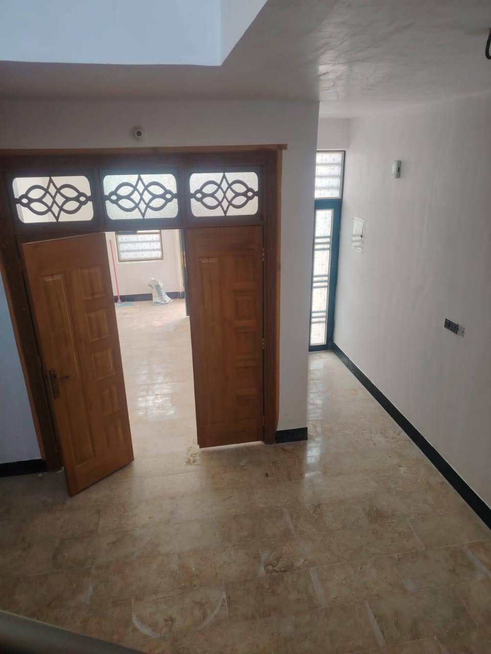 بيت للبيع حي العسكري منطقه 3000 المساحه 100 متر جديد طابق ونص يحتوي على غرفتين وصاله  واستقبال الاتصال على الرقم الآتي *********** السعر 135 بي مجال ويباع على المبادرة
