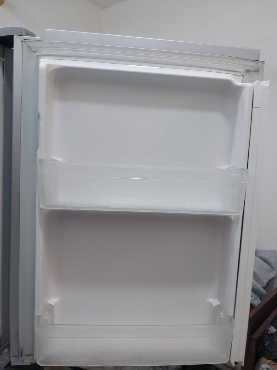 سلام عليكم عندي ثلاجه هيتاشي للبيع  ثلاجه شغاله على فحص  يحب يتصل على هذا رقم ***********
