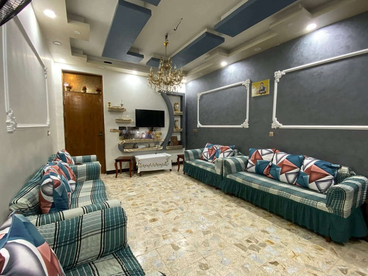 السلام عليكم
مُكلف بالنشر  
دار طابو صرف طابقين المساحة ١٨٥ متر العنوان زعفرانية دور المعلمين الاربع شوارع قرب حسينية أبي ذر الغفاري 
علما تاريخ بناء البيت ٢٠٢٢

الطابق الاول 
كراج + حديقة / استقبال / غرفة نوم / صالة / مطبخ / الصحيات 

الطابق الثاني 
ثلاث غرف نوم / صالة / الصحيات 

للاستفسار الاتصال على الرقم 
***********
