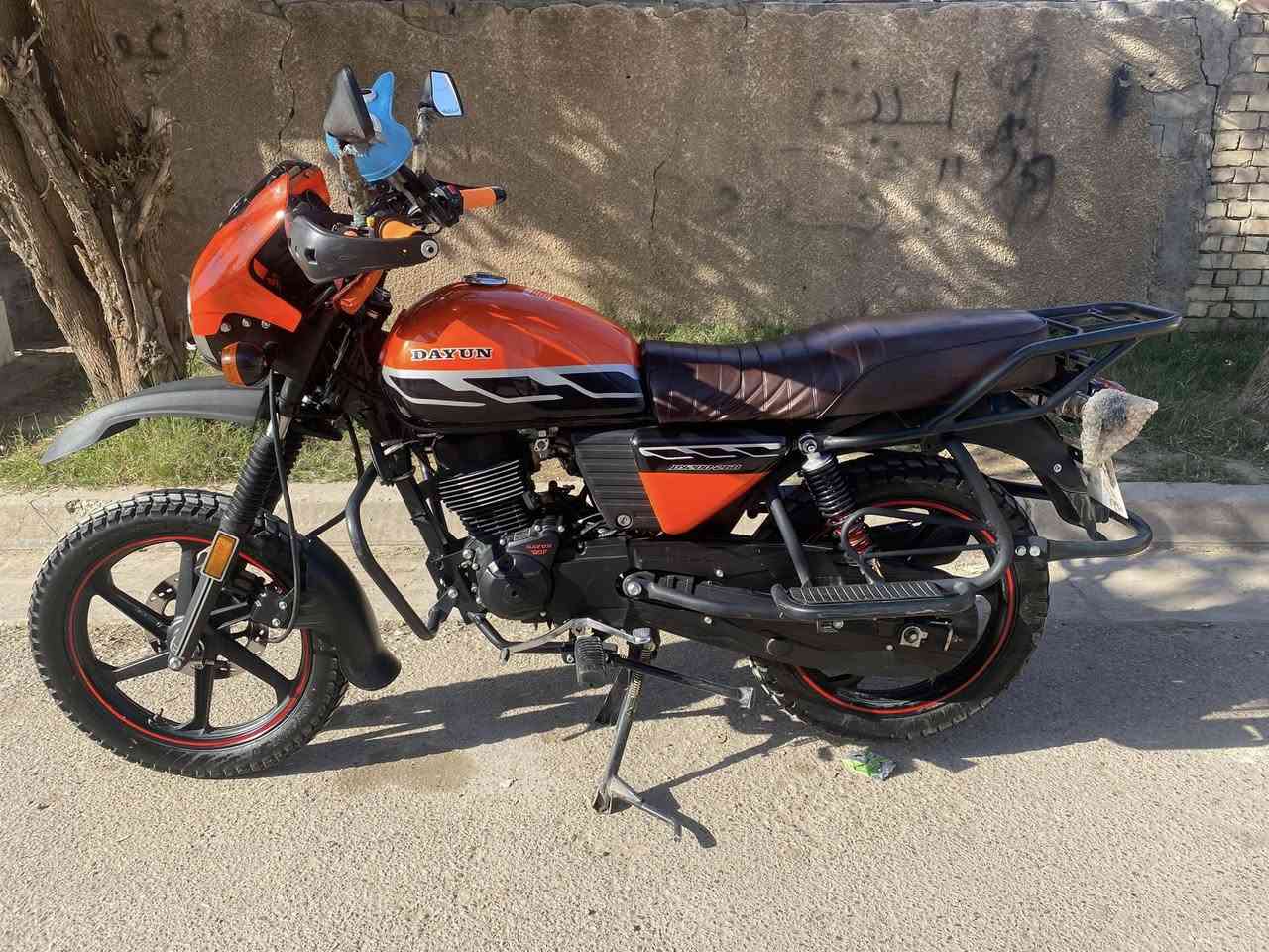 سلام عليكم 
دايوان 2023 رقم بغداد
نازلة 2025 شهر ال4
الدراجة جديدة 
مكينه وكير شرط برغي ممفتوح
الدراجة مشت 3 الاف ونكطع القمجي هسه ماشيه فوك ال20 الف تقريباً
مكاني الشعب شارع الاسواق المركزية
السعر 2450 وبيها مجال ان شاءالله 
***********
