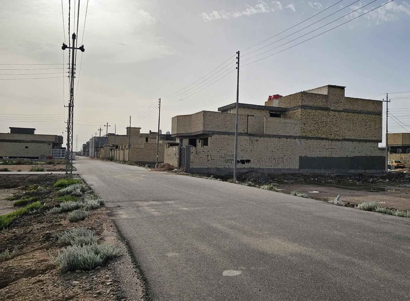عقار مناسب في كربلاء💯
✅قطعة أرض للبيع ركن على 
ثلاث شوارع مساحة 400 م 
واجهة 28 م طابو سند 25
( تحويل إقرار محكمة مباشر )

✅متوفرة كافة الخدمات
تبليط، ماء، كهرباء، مجاري 
مجمع سكني متكامل الخدمات 

✅الموقع كربلاء - منطقة سيد
اسماعيل( مجمع الدار السكني )
تبعد من مركز مدينة كربلاء 6 كم 

💰السعر 100 مليون عقاري كربلاء 

📍فقط العنده فلوس نقد وجاهز للشراء يتصل 

📞 إتصل الآن:  ***********
