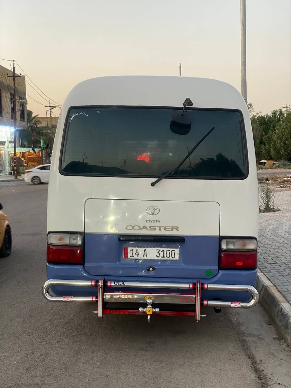 سلام عليكم كوستر موديل7  بس بجم بي بخار بيه صفحه كصيره بيه بس صبغ من مره باب لساليت مكفوله من ضربة كير مكينه مكفولات تبريد محور تخم تاير جديد منضومه غاز ٨٠ سياره بسمي سياره جاهزه كبل الشارع سعرها 230 بيه مجال مكان الكوت نتصال على رقم ***********
