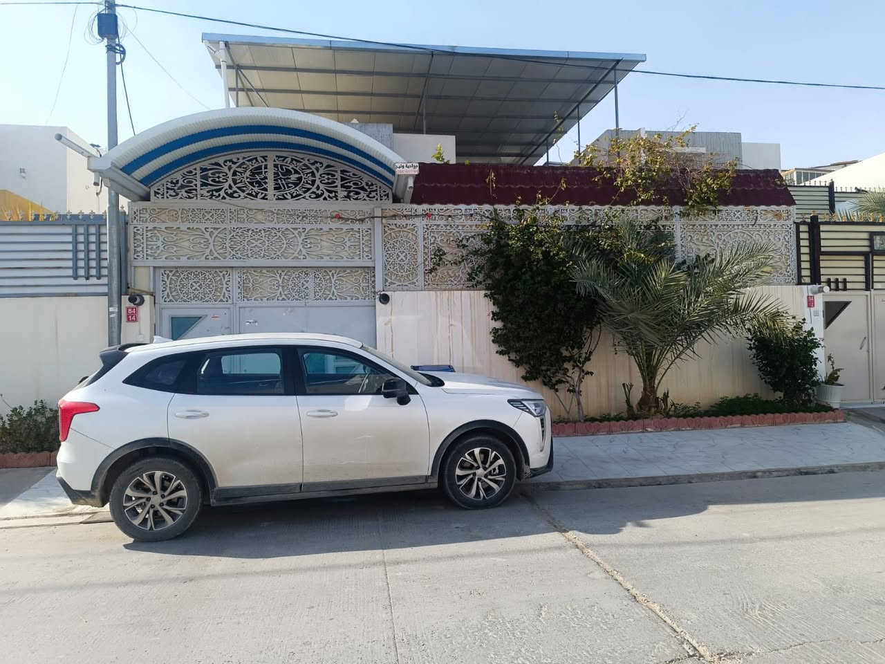 عرض خاص ومميز: دار للبيع في النجف الأشرف - قرية الغدير 2
📍 الموقع: محافظة النجف الأشرف، منطقة قرية الغدير 2
 🏡 المساحة: 200 متر مربع
🏠 الوصف:
*   طابقين درجة أولى
*   3 غرف نوم واسعة
*   5 حمامات
*   منورين
*   استقبال مفتوح على الصالة بطول 12 متر
* مطبخ كبير
*   حديقة جميلة
*   كراج للسيارة
✨ الدار جاهزة للسكن فوراً،
📞 للاستفسار والتواصل: ***********
