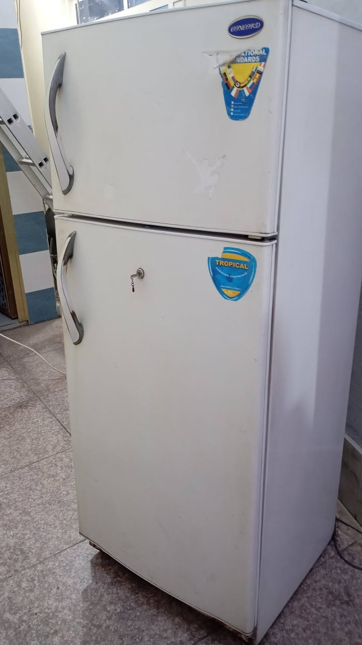 ثلاجه للبيع ما اعرف شنو نوعها شغاله وكلشي ما بيها ***********
