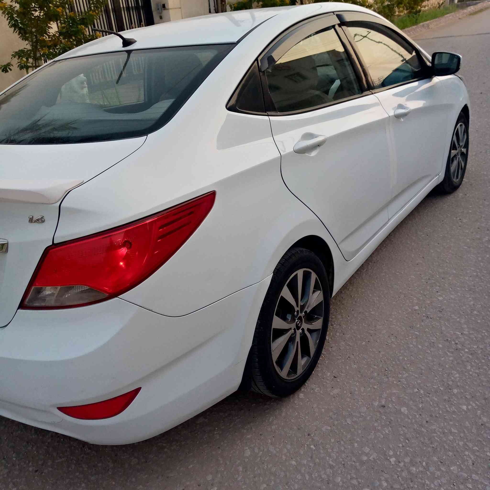 السلام عليكم للبيع فقط 
اكسنت موديل 16 الشركه العامه مال جناي 
كفاله من الصبغ والتبديل فقط كارتين فقط كارتين 
محرك 1600 قطرتين كفاله وكير كفاله ع الشركه 

فول مواصفات 

محرك 1600 
كير اوتو 
تبريد ويه السويج شرط ثلج
تدفئه شرط ع الشركه
فتحه اسلايت
اشاير بالمري 
تحكم استيرن
داخل بيجي 
5 ويل كب اكروم 
دبل دسك 
نطام ايكو تقليل وقود
اي بي اس ابريك 
شاشه كبير 
كامره ملونه

تغليف ارظيه وكشنات. شغل درجه اوله
تخم تايرات جدد حته السبير 

حداديه خلفيه واماميه شرط النعومه

رقم وسنويه وهزه جديده تحويل مباشر 

نعومه ونشاط ونظافه وجاهزه 100/100

رقم السياره بغداد        والعنوان بابل 

السعر 113 

***********.    رقم السياره بغداد الدولي والعنوان بابل
