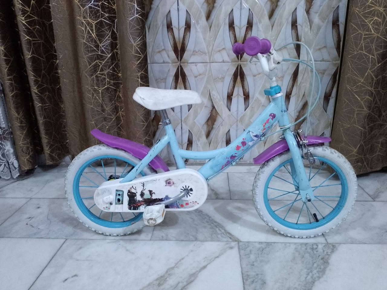 السلام عليكم
بايسكل اطفال ياباني للبيع كسر حاوية سعر 65 الف ،مكاني 📍 بغداد الشعب شارع الصحة قرب سوق صبح رقم للستفسار ***********
مواصفات البايسكل :- 
1- الون سمائي 🩵.
2- الحجم 14 🩵.
3- تايرات كتان اصلي الون ابيض 🤍.
4- بريك امامي + خلفي شغال💯.
