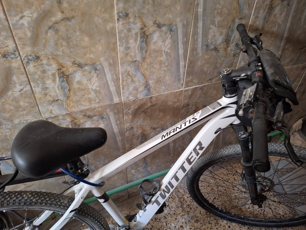 بايسكل من ماركة تويترالايطالية ترحال  الحجم ٢٩ بريكات هيدروليك دهن وياه سيبايه وكشن ٢ واحد طبي وشنطة ستيرن وحمالة هاتف 
السعر ٢٥٠ الف وبي مجال بسيط 
عنواني الحرية الثالثة 
***********
