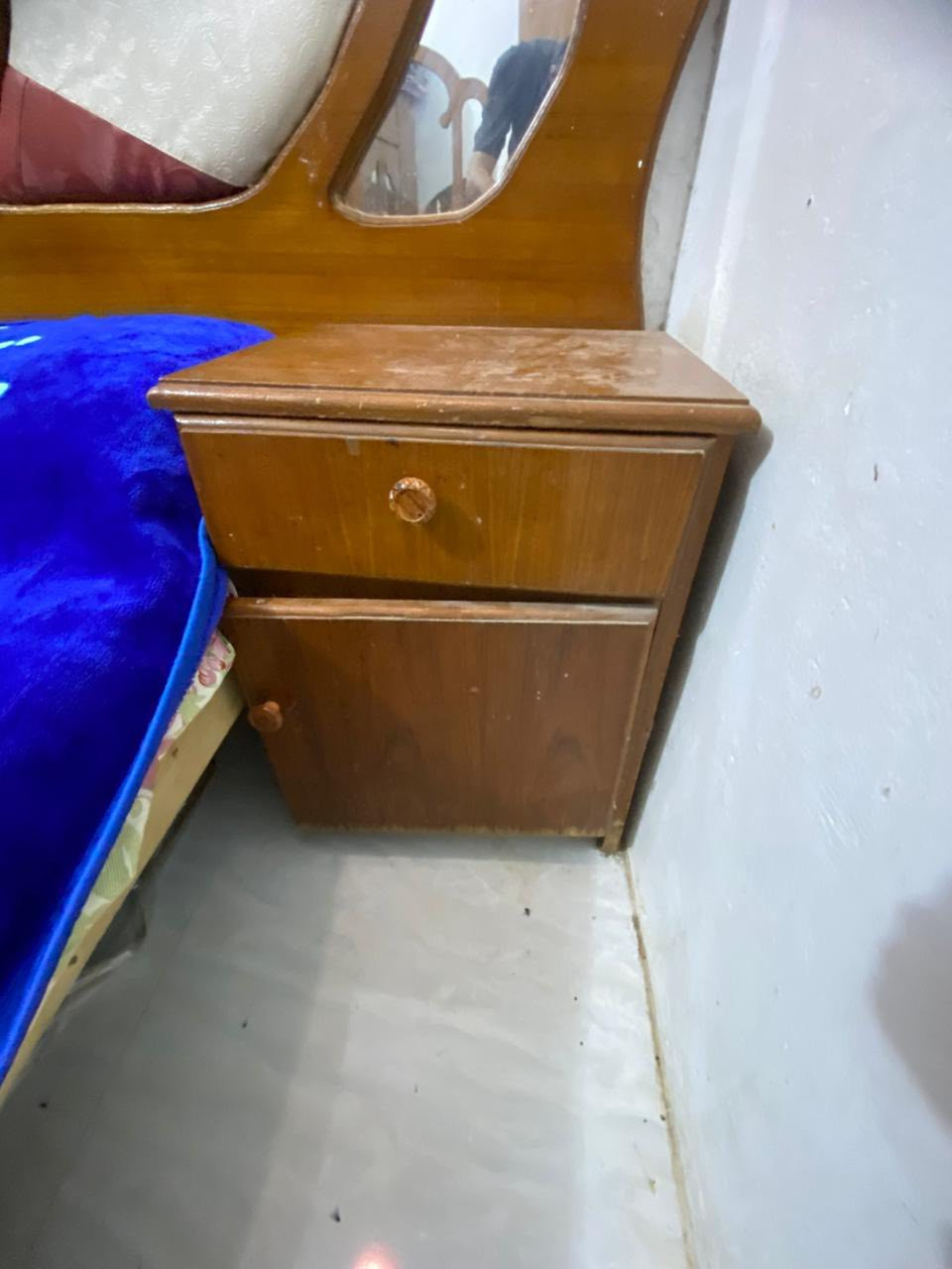 سلام وعليكم غرفه للبيع نضيفه 5قطع او ميز تواليت ممصوره السعر 400 ***********
