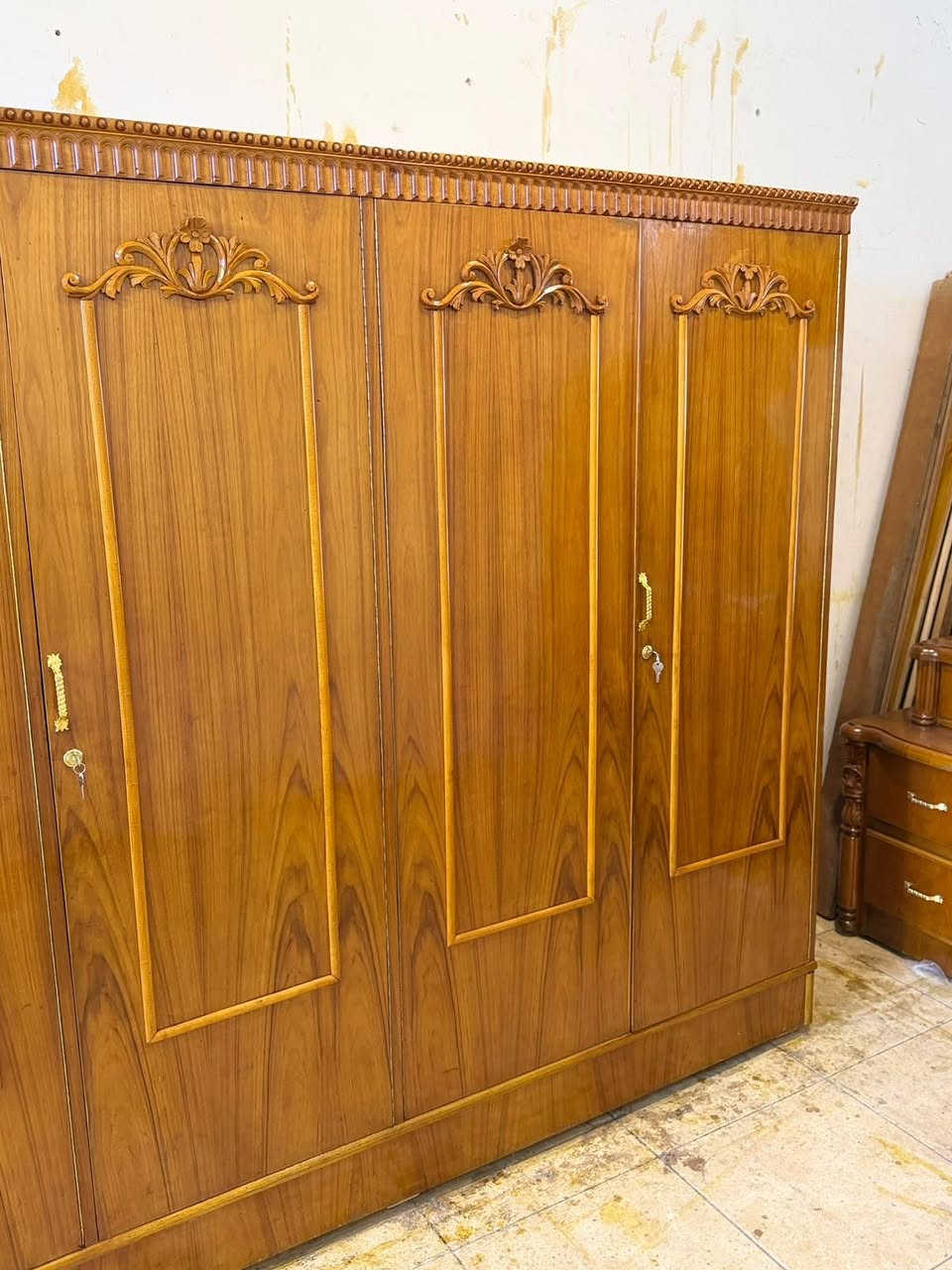 السلام عليكم✋ 
عرض خاص ومغري بس 280🔒 
توفر لدينا من جديد كنتور صاج 5 أبواب مستعمل نظيف شغل توصي ثقيل نقش زان 5ملم فول نظافه💯💯 
للاستفسار وتساب *********** مباشر ***********💥 
ومستعدون لشراء الغرف النوم المستعمله و الكناتير 🆕
