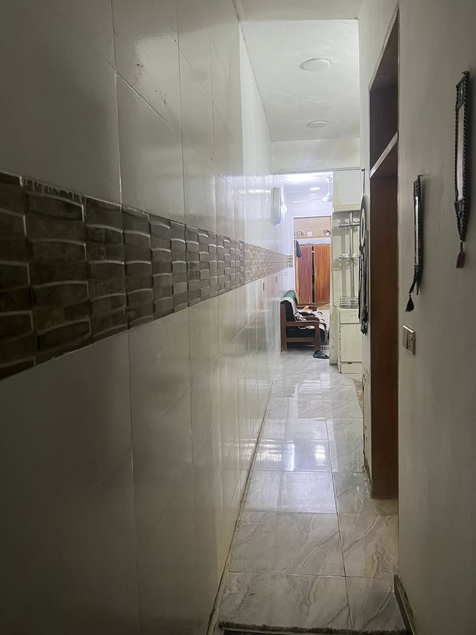 مساحة بيت ١٠٠ متر 
الواجها ٥ متر 
النزال ٢٠ متر 
بيت طابق ونص كامل  ظعه حمام مشترك 
+بيتونه 
الارضيه رفت كامله الاستفسار ***********
