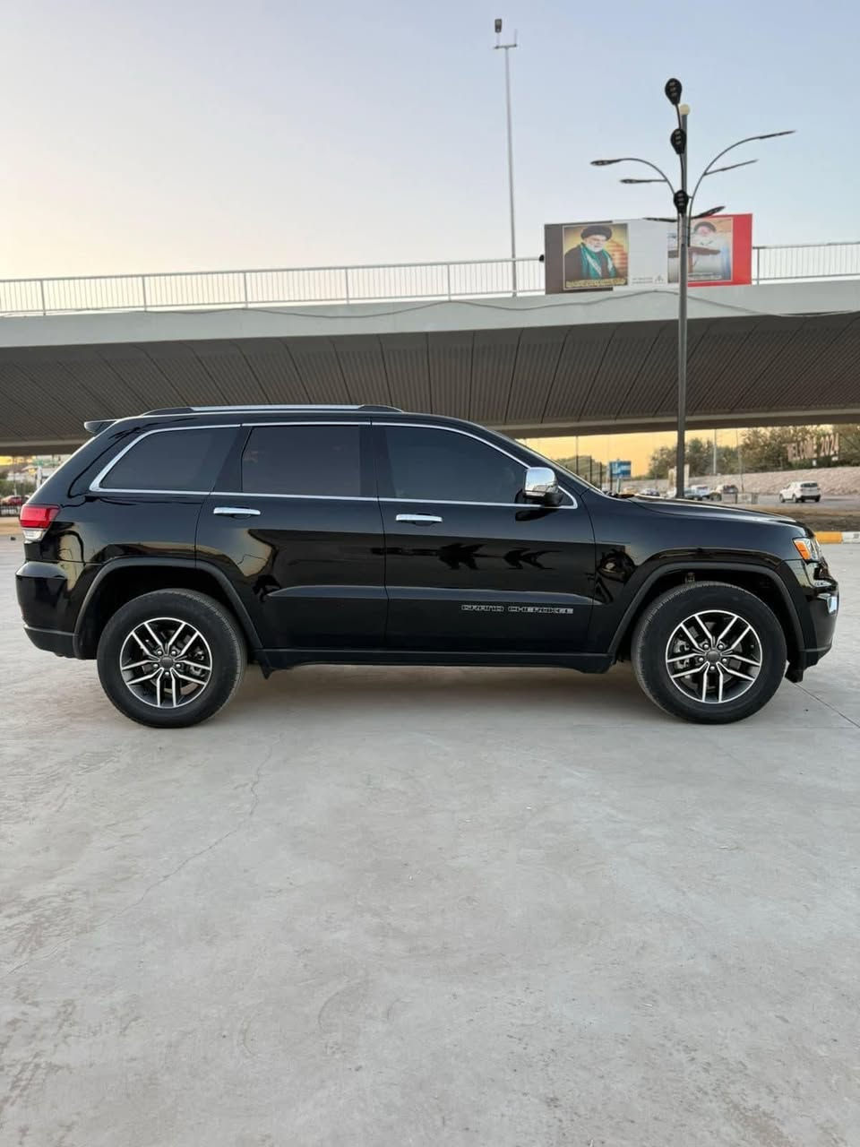 جيب شيروكي موديل 2021 باسمي فول مواصفات فور ويل فتحة سقف وباقي المواصفات معروفة   ماشيه 64  مكان السيارة الأنبار عامرية الصمود الاتصال على الرقم ***********
