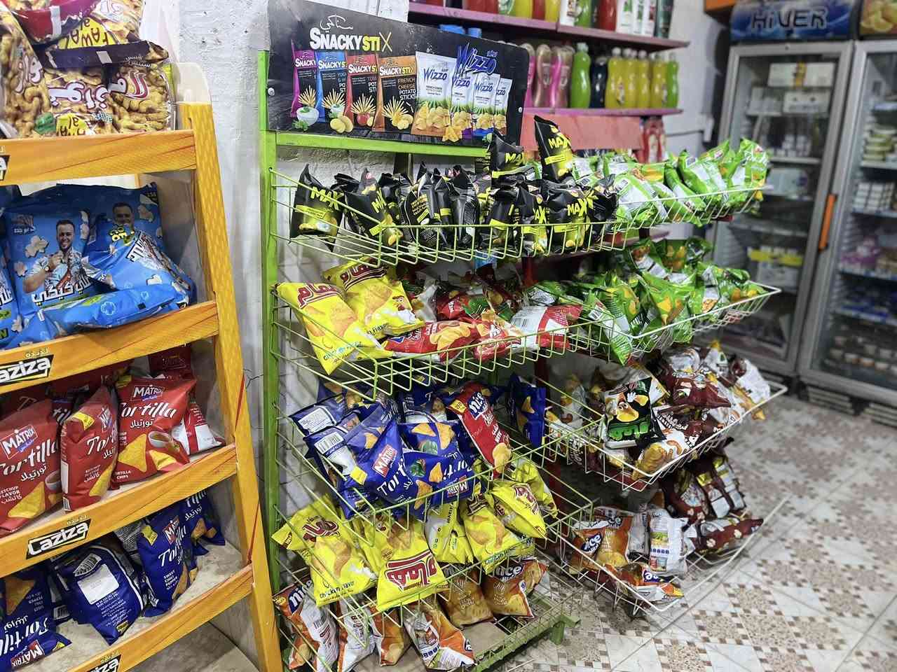 سلام عليكم أسواق للبيع مكانه مرتب إيجاره 225 موجود مخزن وبي 11عارضه وسبلت عامودي 3 طن جديد موجود اسم اسواق قطعه جبيره تقريب 3 متر وعارضه حلويات حجم كبير بل مخزن وعارضات ثنين مال سماعات و 4 بطحيات سبب البيع ابو الاسواق ما متواجد ومتروكه بيد العمال مكانه نجف حي ميسان دخله اليومي إذا ترتب 400 يوصل بس كون بي بضاعه هسه المحل فارغ دخله 200 او 250 يعني زين شغله مكانه حلو علا شارع عام للاستفسار ***********
