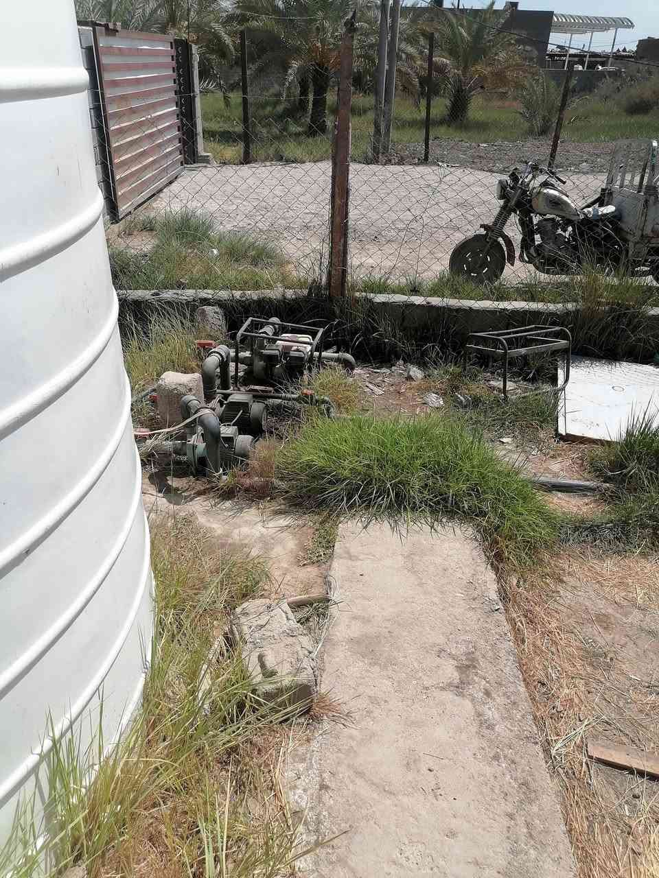 محطه ارو للبيع كامله منصوبه على أرض مؤجره ٨ طن بالساعه المحطه تشتغل حاليا تانكيات عدد ٤ كل تانكي ١٠ طن نوع سيسكو كرفان ٣ في ٣ ماطورات كهرباء ٢ مع شمعه كامله تحميل تناكر مع ماطور بانزين للتحميل الستوته والتنكر سقائف ٢ السعر ١٤٠ ورقه وبيها مجال للاتصال *********** مكان الناصريه الإسكان الصناعي
