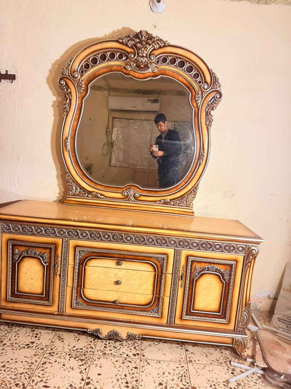 غرفه نوم نضيفه وجديده كل ضرر مابيه سعر 450 العنوان العزيزيه منطقة سراي مقابل مجمع بيت كعيد الاستفسار *********** وشعدكم غرفه نوم كناتير بوفيات كاونترات جميع الاثاث المستعمل ***********
