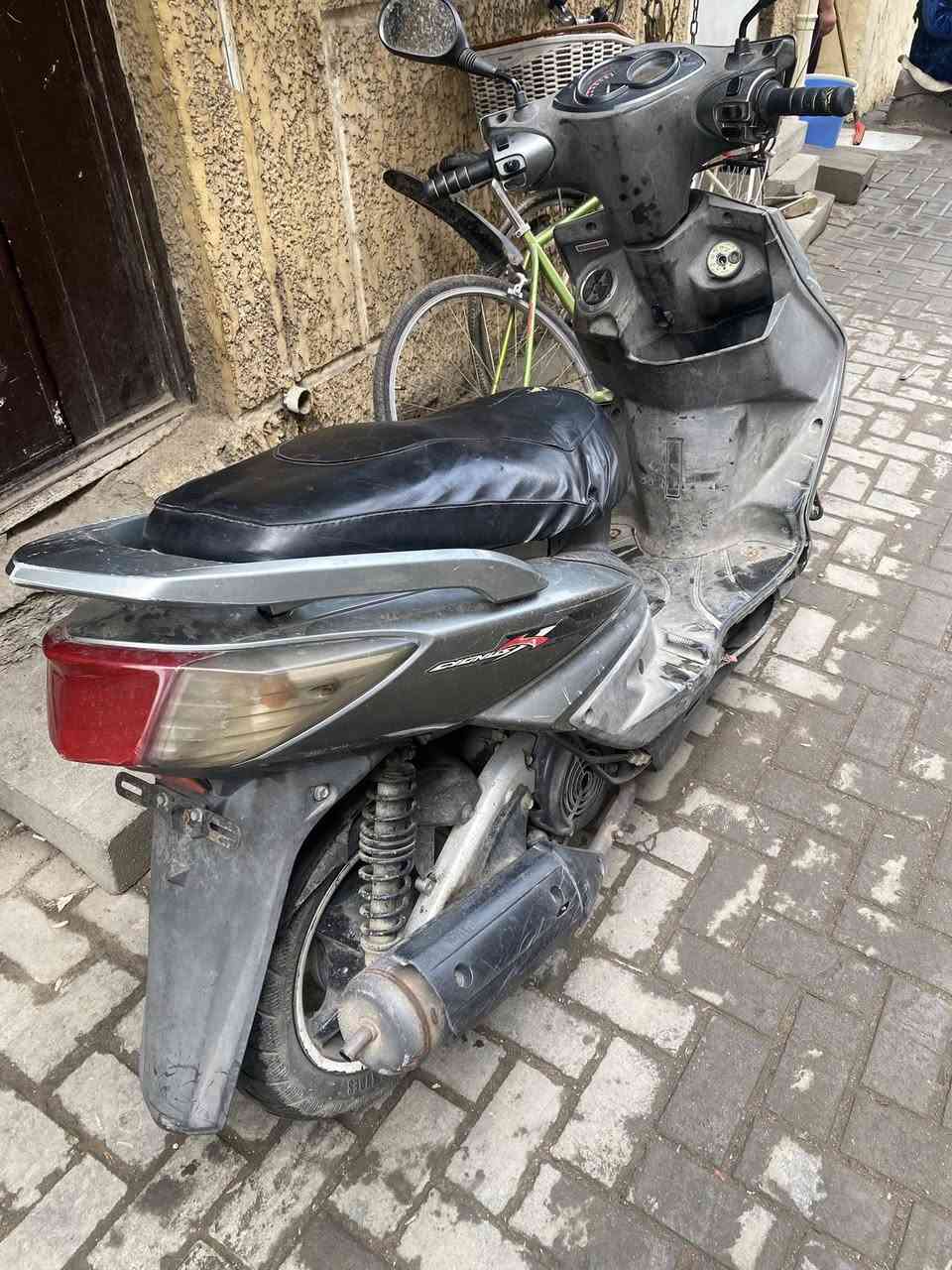 سلام عليكم شباب دراجه سكنس فحل عداد اكتروني نقصها كلج خلفي رايدها 500 وبيها مجال مكاني بغداد شارع الكفاح ***********
