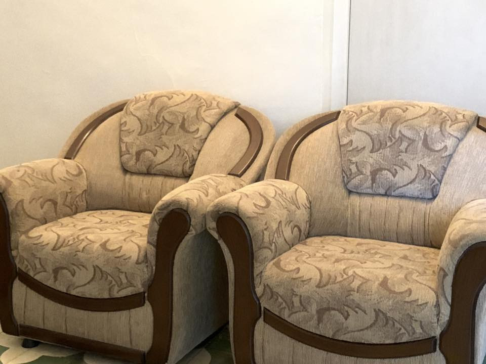 للبيع .طخم كنبات يحتوي على كنبات كبيرا عدد 2   وكنبات صغار 4 للتواصل الاتصال على هذا الرقم ***********
