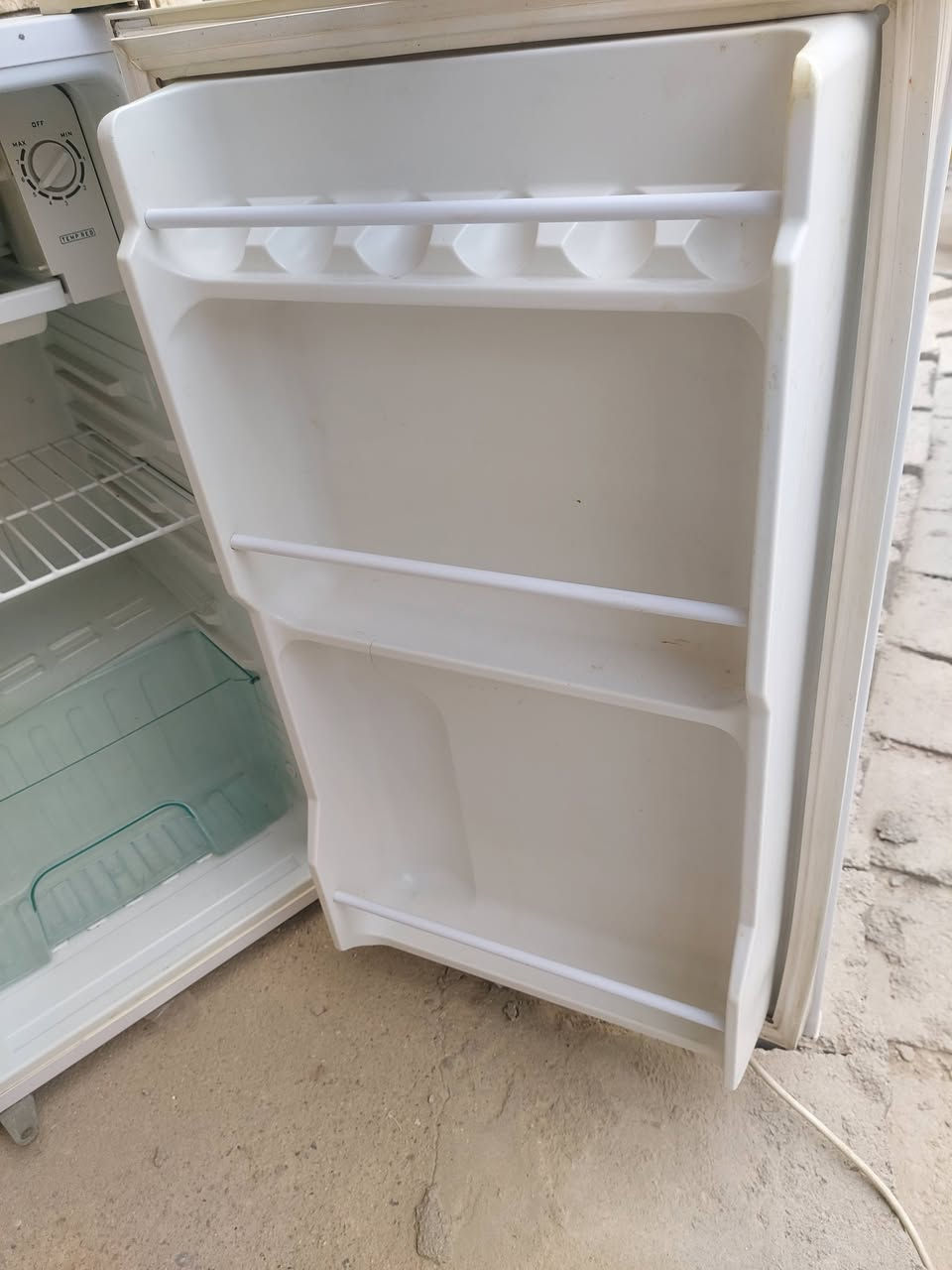 ثلاجه صغيرة نظيفة وشغالة وتبريد مضبوط
السعر 75 الف
***********

