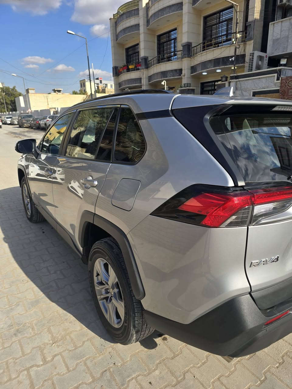 السلام عليكم للبيع راف فور وارد امريكي 2022 بانزين اصليه رقم بغداد لون اسمنتي او رصاصي السياره جديده وحلوه وحادثها موضح أمامكم بالصور السياره فول الفول xle بصمه فتحه كراسي كهرباء صندوق كهرباء فور ويل حساس خلفي امامي كامره خلفيه سايد بريك دكمه اوتو هولد قيادة ذاتيه وهواي مواصفات بعد السياره رايدها ب22 الف وبيها مجال للشراي للاستفسار الاتصال ***********
