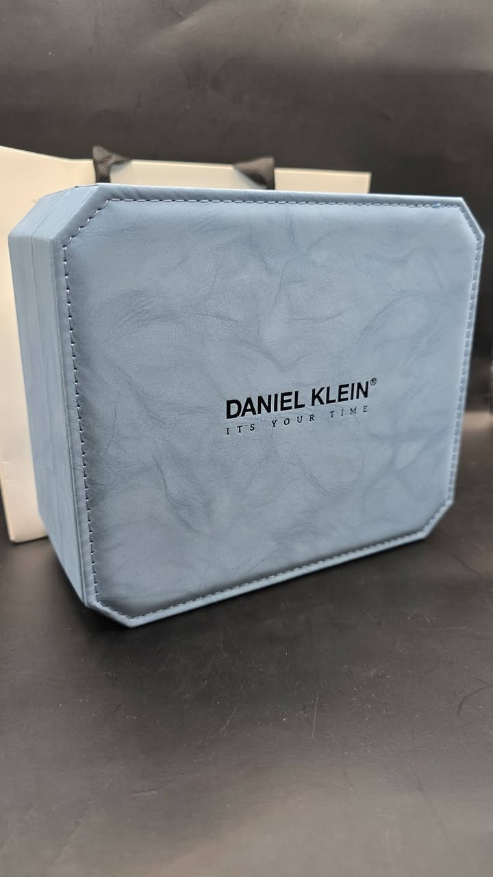 للبيع ساعة Daniel Klein أوتوماتيك (Skeleton) - بحالة الوكالة
التفاصيل:
​الماركة: Daniel Klein (أصلية).
​الحركة: أوتوماتيك (تعمل بحركة اليد، لا تحتاج بطارية).
​التصميم: تصميم الهيكل المفتوح (Skeleton) يظهر تفاصيل الماكينة والتروس من الأمام والخلف.
​المميزات:
​ميناء فرعي يوضح مؤشر (ليل/نهار).
​سوار ستانلس ستيل مقاوم للصدأ (اللزقة الأصلية لا تزال موجودة).
​مقاومة للماء حتى 5 ATM.
​غطاء خلفي شفاف لرؤية الماكينة.
​الحالة: جديدة تماماً (Zero) مع العلبة الأصلية وكافة الملحقات.

السعر عالخاص


**إذا كنت صاحب هذا الإعلان وتريد حذفه لأي سبب، رجاءا أرسل رسالة إلى الدعم الفني**