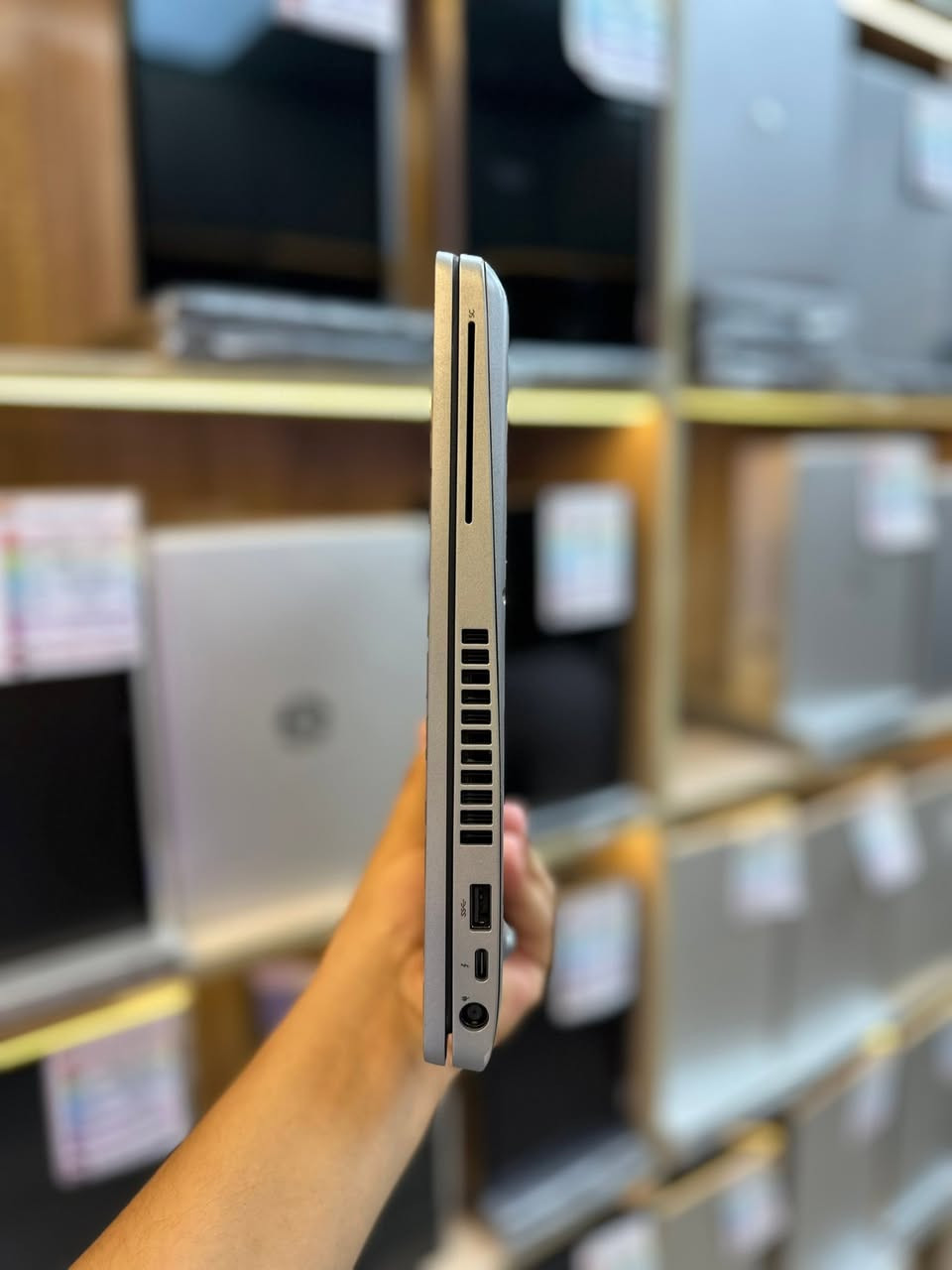 Dell latitude 5510
Processor intel-core i7-10th
Ram memory 8 gb ddr4
Hard disk 256 gb M.2 NVme
screen 15,6 full hd ips 
Excellent battrey health 
Vga intel graphics 
Vga amd RX 2GB
Keyboard backlight 
Phone 010,99991517


**إذا كنت صاحب هذا الإعلان وتريد حذفه لأي سبب، رجاءا أرسل رسالة إلى الدعم الفني**