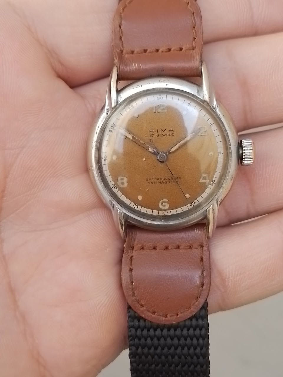 ساعة "ريما" سويسرية عريقة - ميناء "تروبيكال" نادر - 17 حجر. انتاج الاربعينات شغالة وقت مضبوط سعر ٨٥ الف.
نظافة عالية نسبة الى عمر الساعة.


**إذا كنت صاحب هذا الإعلان وتريد حذفه لأي سبب، رجاءا أرسل رسالة إلى الدعم الفني**