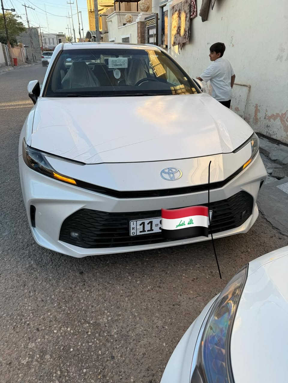 السلام عليكم كامري شركه عبد اللطيف  هايبرد بعدها على وضع الشركه فول مواصفات مكان السياره الحبانيه رقم صاحب السياره ***********
