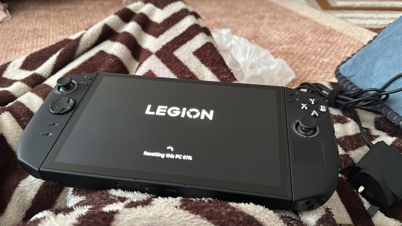 ادمن وافق يرحم والديك سلام عليكم جهاز Lenovo Legion GO 2 (Z2 Extreme | 1TB | 32GB):
المواصفات:

* الشاشة:
    * 8.8 إنش
    * OLED
    * دقة 1920×1200
    * معدل تحديث 144Hz
    * زمن استجابة 0.3ms
* المعالج:
    * AMD Ryzen Z2 Extreme
    * 8 أنوية / 16 خيط معالجة (8C / 16T)
    * تردد 2.0 إلى 5.0GHz
    * كاش 8MB L2 / 16MB L3
* كرت الشاشة:
    * AMD Radeon Graphics مدمج (Integrated)
* الذاكرة RAM:
    * 32GB LPDDR5X-8000
    * ملحومة (Soldered)
* التخزين:
    * SSD NVMe M.2 2242 PCIe 4.0 x4
    * السعة: 1TB
* البطارية:
    * 74Wh
    * مدة لعب تقريبية: 3–5 ساعات
* المنافذ:
    * منفذين USB-C 4
    * منفذ سماعة 3.5mm
    * قارئ MicroSD
* الوزن:
    * 920 غرام
* النظام:
    * Windows 11 Home
    * Legion Space
ولابتوب ليجن 5
معالج i5 جيل 11
كارت شاشه Rtx3060 
ذاكره 512 و رام 16
شاشه165 هيرتز
 
الاثنين مراوس بلابتوب موصفات اقوة 
 تواصل خاص


**إذا كنت صاحب هذا الإعلان وتريد حذفه لأي سبب، رجاءا أرسل رسالة إلى الدعم الفني**