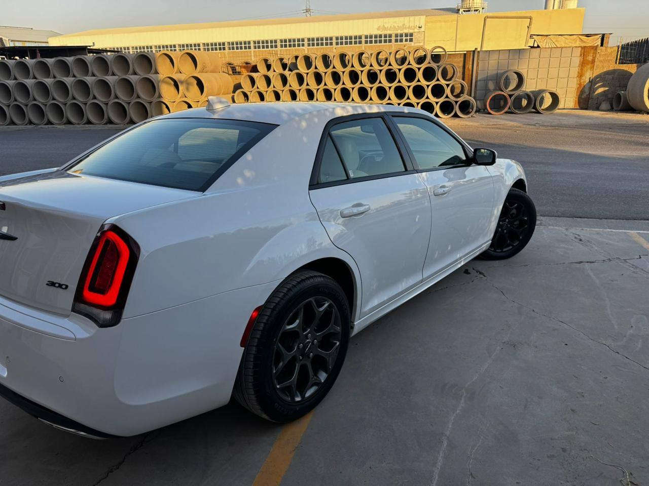 السلام عليكم
اوباما 2023 S 
سيارة بدون تبديل بدون صبغ
فول بدون بدون فتحة رقم كاتي
داخل ابيض جلد ماشية 35 الف ميل
سعر 235 ورقة مجال بسيط  
***********
