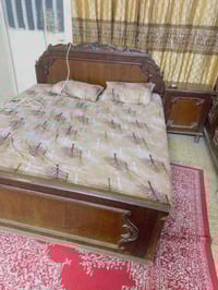 تخت • ميز تواليت • خشب ثقيل