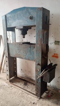 بريس للبيع انكليزي قديم للبيع ضغط عالي 60طن للبيع استفسار اتصال على  0...